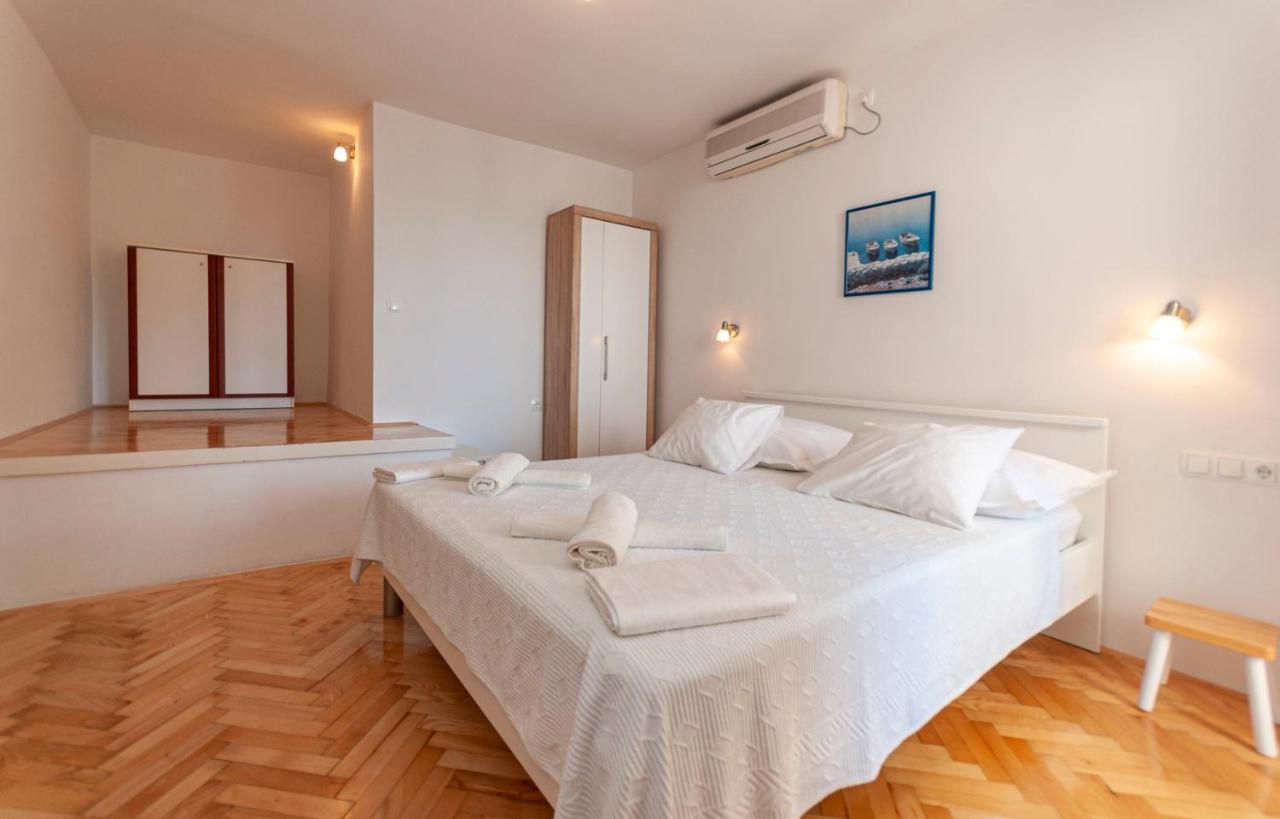 Apartments And Rooms Nikola Omiš Eksteriør bilde